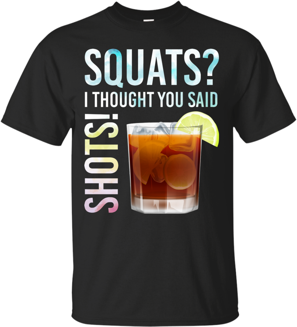 費城老鷹 桌布 壁紙 — 黑色T恤，印有玩味文字「SQUATS? I THOUGHT YOU SAID SHOTS!」及帶有萊姆的雞尾酒圖案。