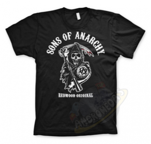 Sons Of Anarchy 桌布 壁紙 — 黑色T恤，白色圖案為一個骷髏頭手持劍，上方拱形寫有「Sons of Anarchy」，下方寫有「Redwood Original」。