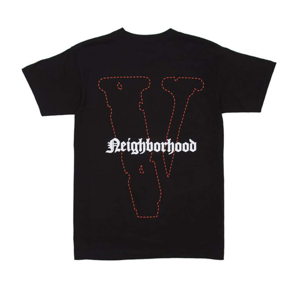 黑色T恤，帶有紅色縫線V標誌和白色Neighborhood文字。 — Valorant Logo 壁紙