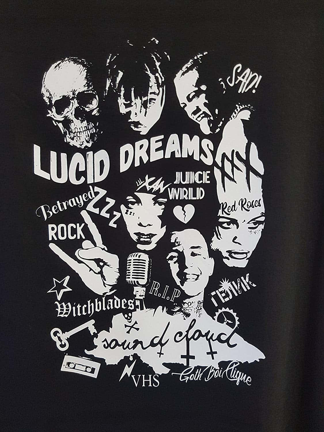 Xxxtentacion And Juice Wrld 桌布 壁紙 — 黑色T恤上以白色圖形拼貼呈現流行文化圖標及文字，包括 'Lucid Dreams'、'Juice WRLD'、'R.I.P.' 和 'SoundCloud'，風格粗獷的街頭藝術。