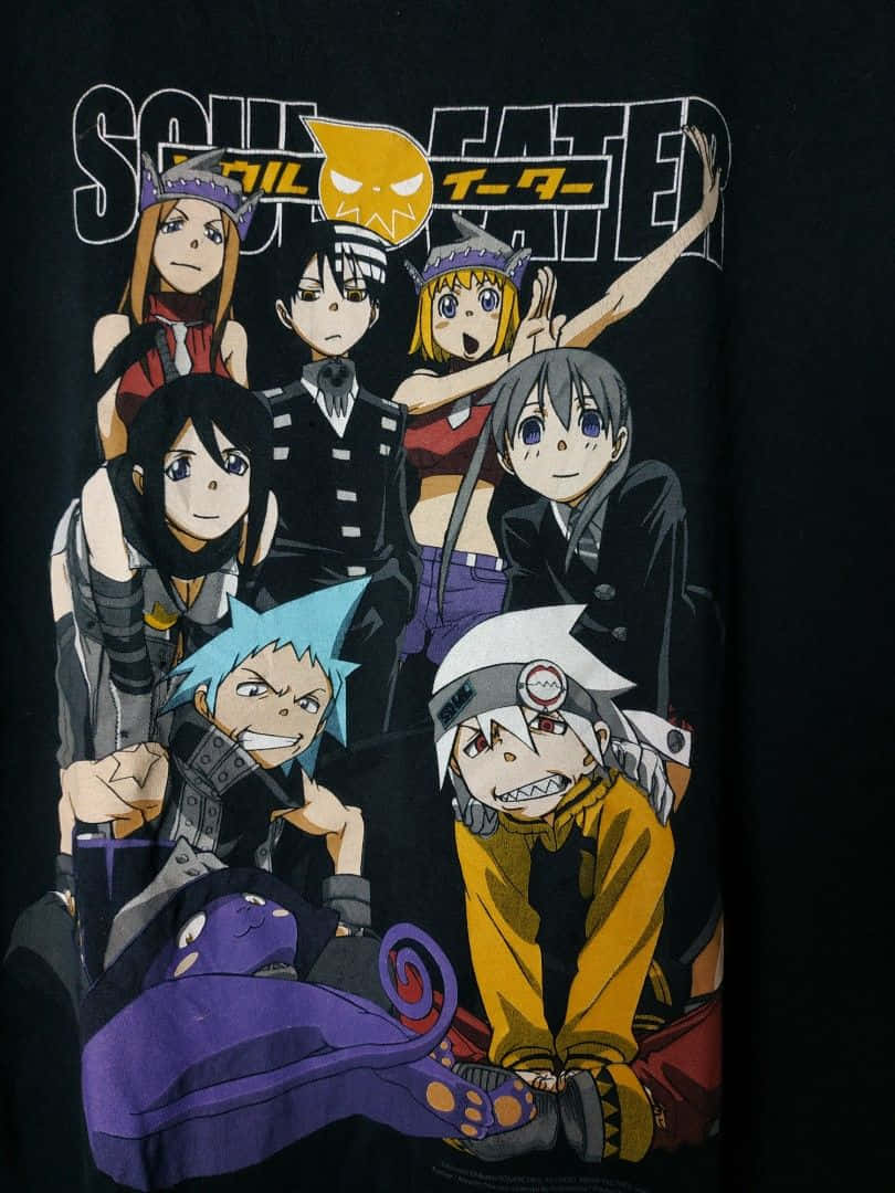 Soul Eater 桌布 壁紙 — 黑色T恤上印有《噬魂者》角色生動的動畫圖案，動態姿勢搭配粗體標題文字。