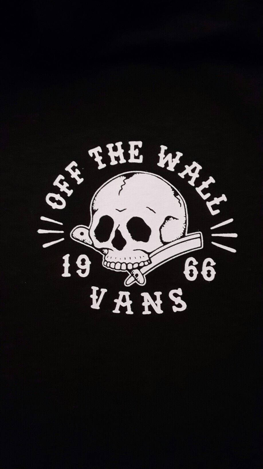 Vans 桌布 壁紙 — 黑色T恤上展示白色Vans標誌，骷髏頭拿著滑板，並有「OFF THE WALL 1966」文字。