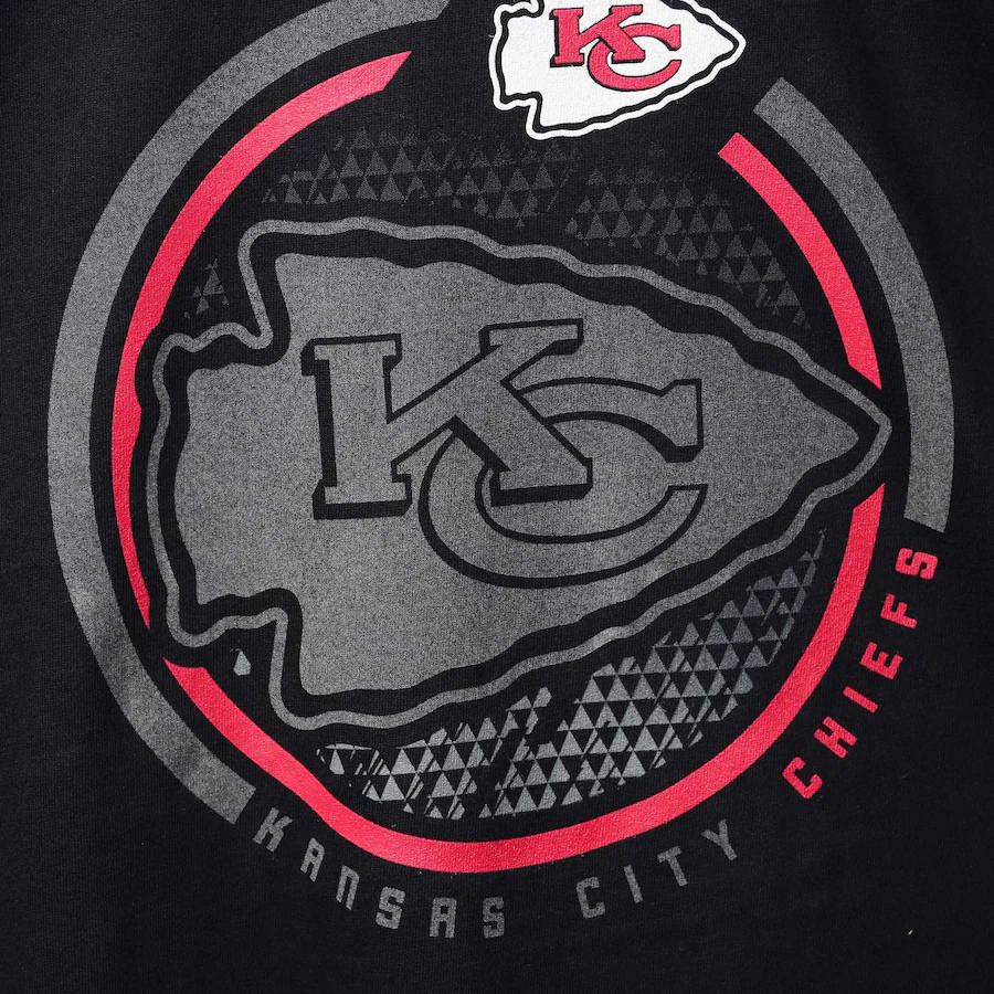 Kansas City Chiefs Logo 桌布 壁紙 — 黑色T恤特寫，帶有醒目的堪薩斯城酋長隊標誌，採用紅、灰、白幾何圖案。