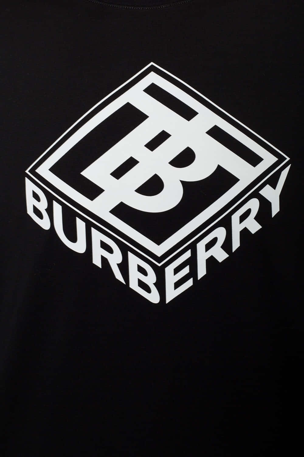 Burberry 桌布 壁紙 — 黑色T恤近距離特寫，帶有粗體白色Burberry標誌，包括交織的B字和品牌名稱。