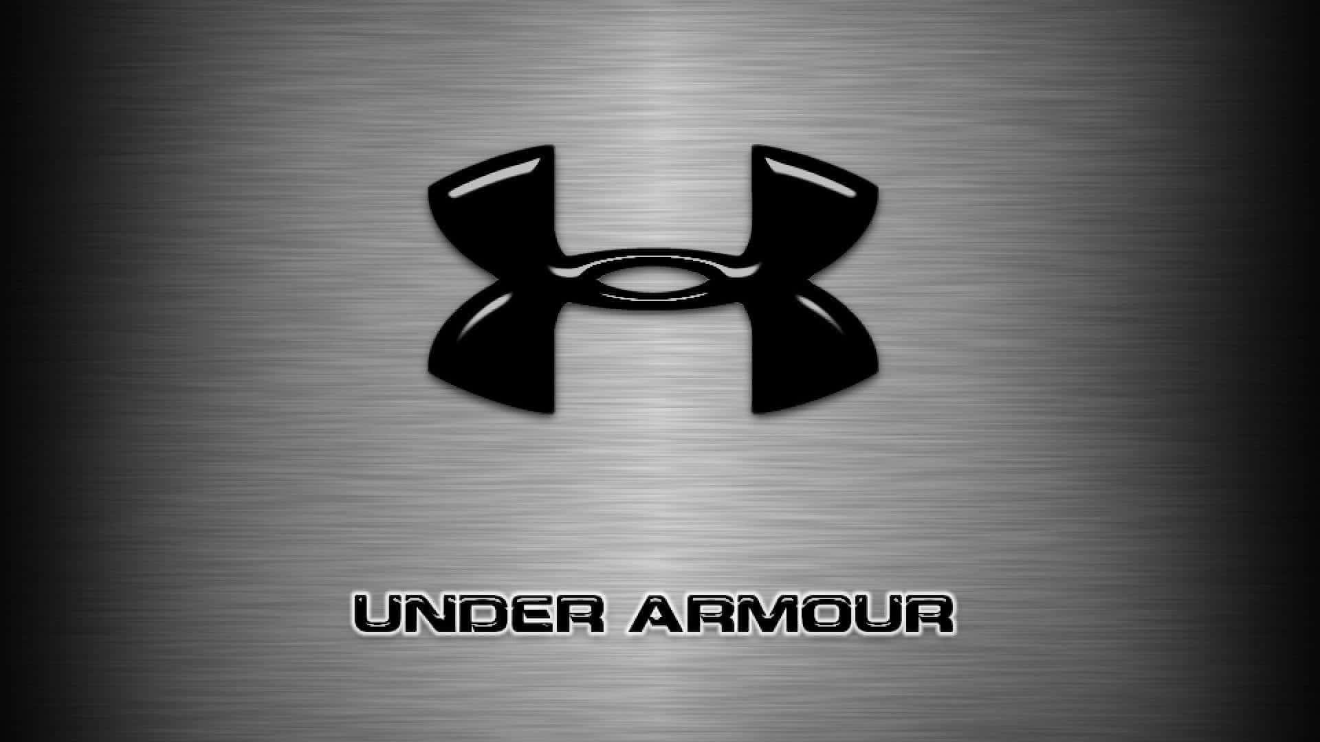 Under Armour 桌布 壁紙 — 黑色Under Armour標誌在拉絲金屬背景上閃耀，品牌名稱在下方。