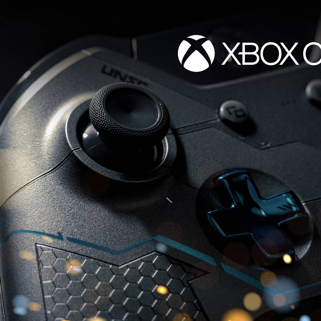 Xbox 桌布 壁紙 — 黑色Xbox手把特寫，帶有發光藍色點綴和散景燈光，背景為深色。