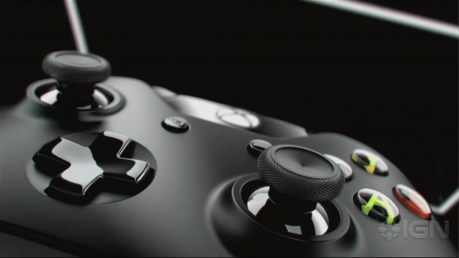 Xbox 桌布 壁紙 — 黑色Xbox控制器的特寫，發光按鈕在黑暗背景上。