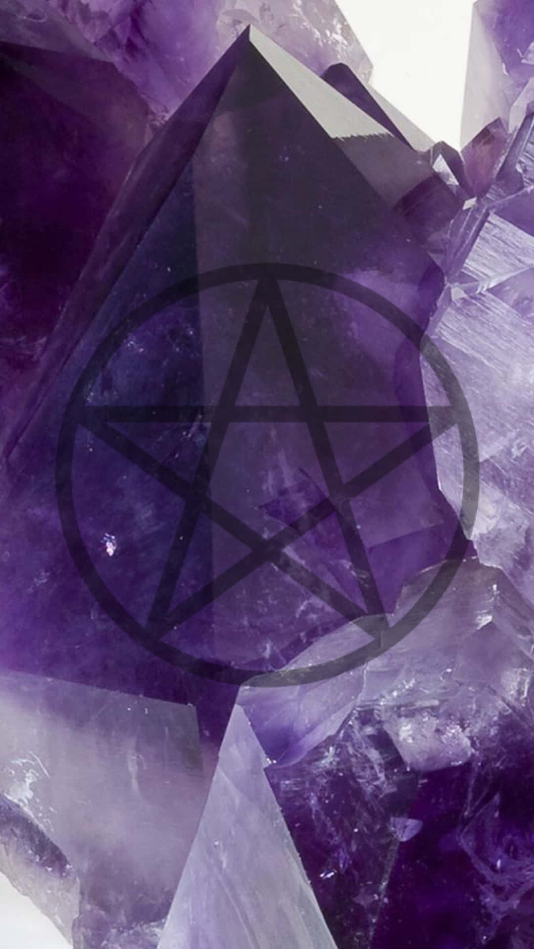 Witch Aesthetic 桌布 壁紙 — 黑色五角星符號疊加在半透明紫色紫水晶晶體的特寫鏡頭上。
