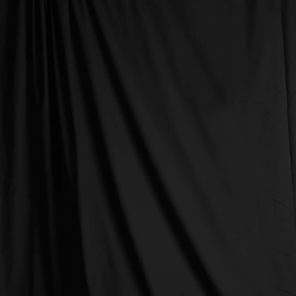Black Solid 桌布 壁紙 — 黑色光滑布料特寫，帶有柔和摺痕和細微紋理，在均勻光線下呈現。