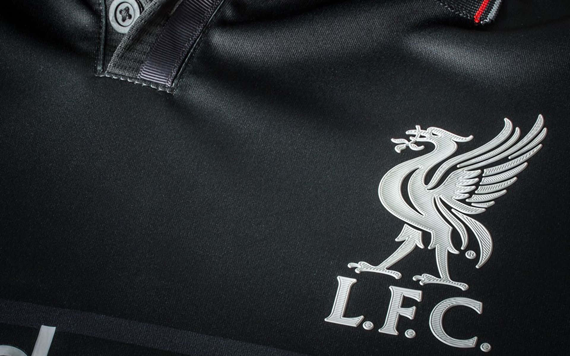 Liverpool Logo 桌布 壁紙 — 黑色利物浦足球俱樂部Polo衫特寫，帶有精緻的銀色刺繡Liver Bird標誌及LFC文字。