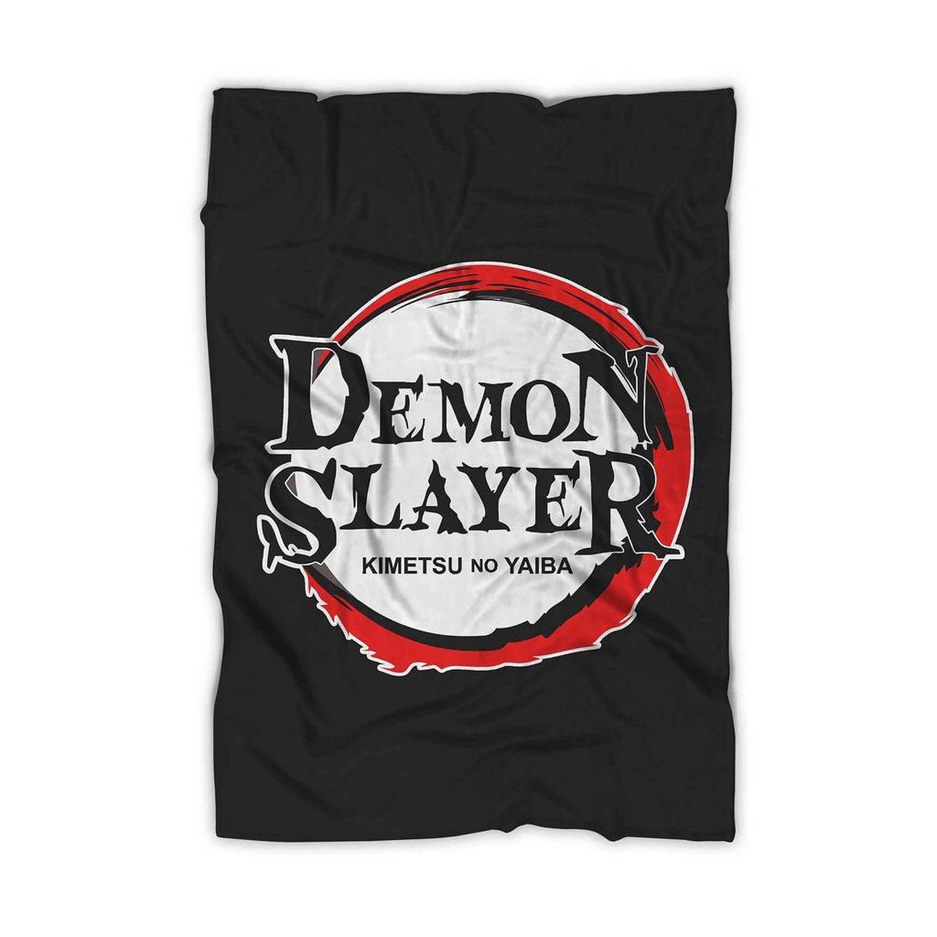 demon slayer logo 桌布 壁紙 — 黑色刷毛毯，印有醒目的紅白鬼滅之刃標誌及風格化文字。