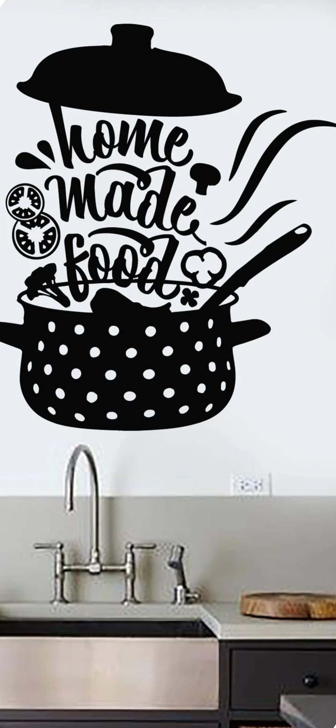 Sticker 桌布 壁紙 — 黑色剪影牆貼，上面有「home made food」文字和烹飪用具，位於廚房水槽上方。