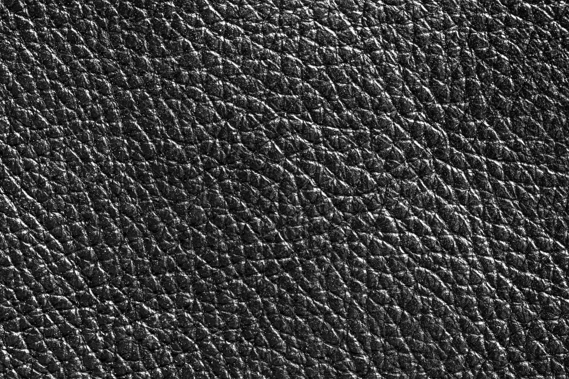 Black Leather 桌布 壁紙 — 黑色卵石紋皮革質感近距離特寫，帶有微妙光澤和天然紋理圖案。