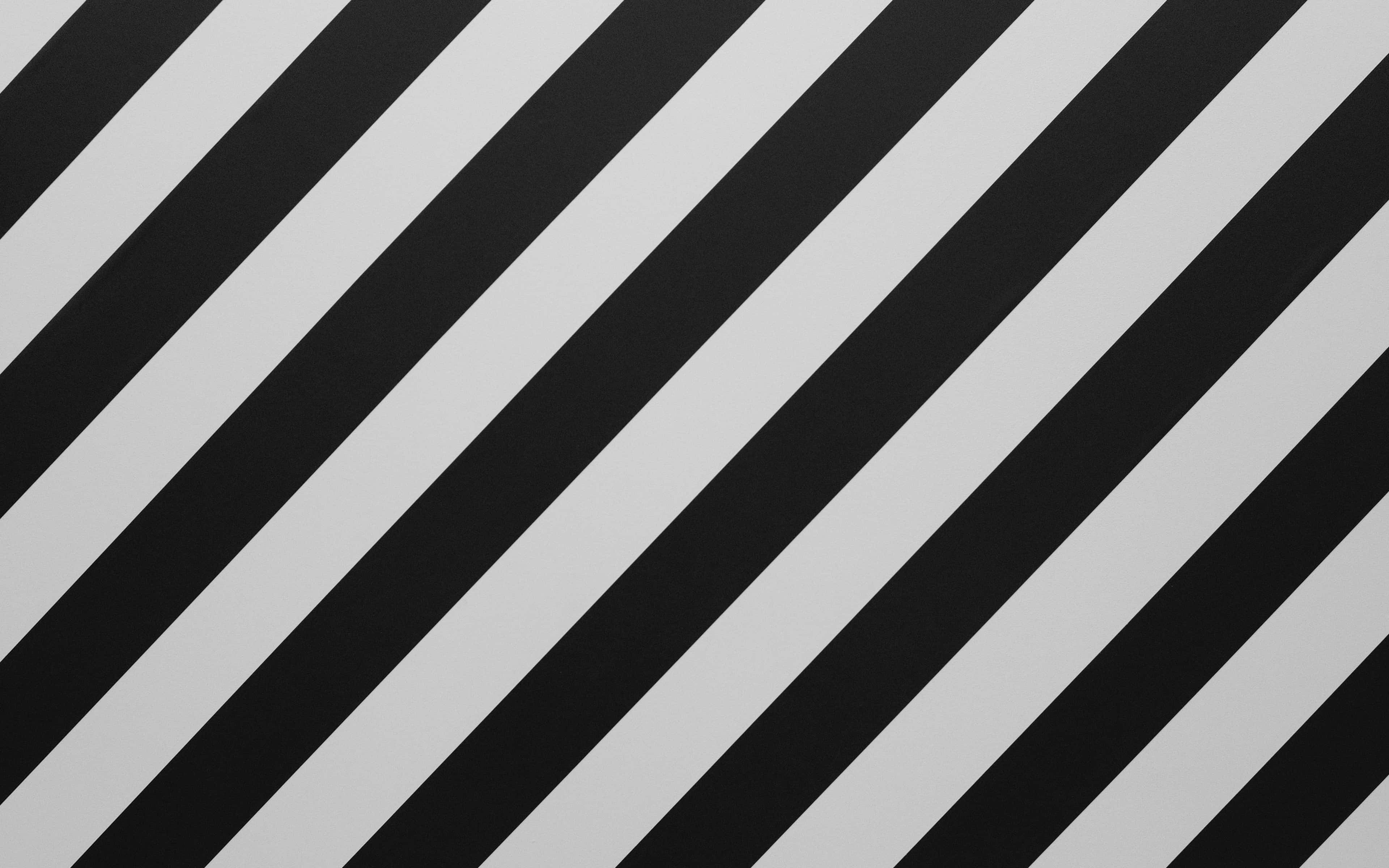 Black And White Striped 桌布 壁紙 — 黑色和淺灰色的粗體對角條紋營造出高對比度的幾何圖案，線條簡潔，具有極簡優雅。