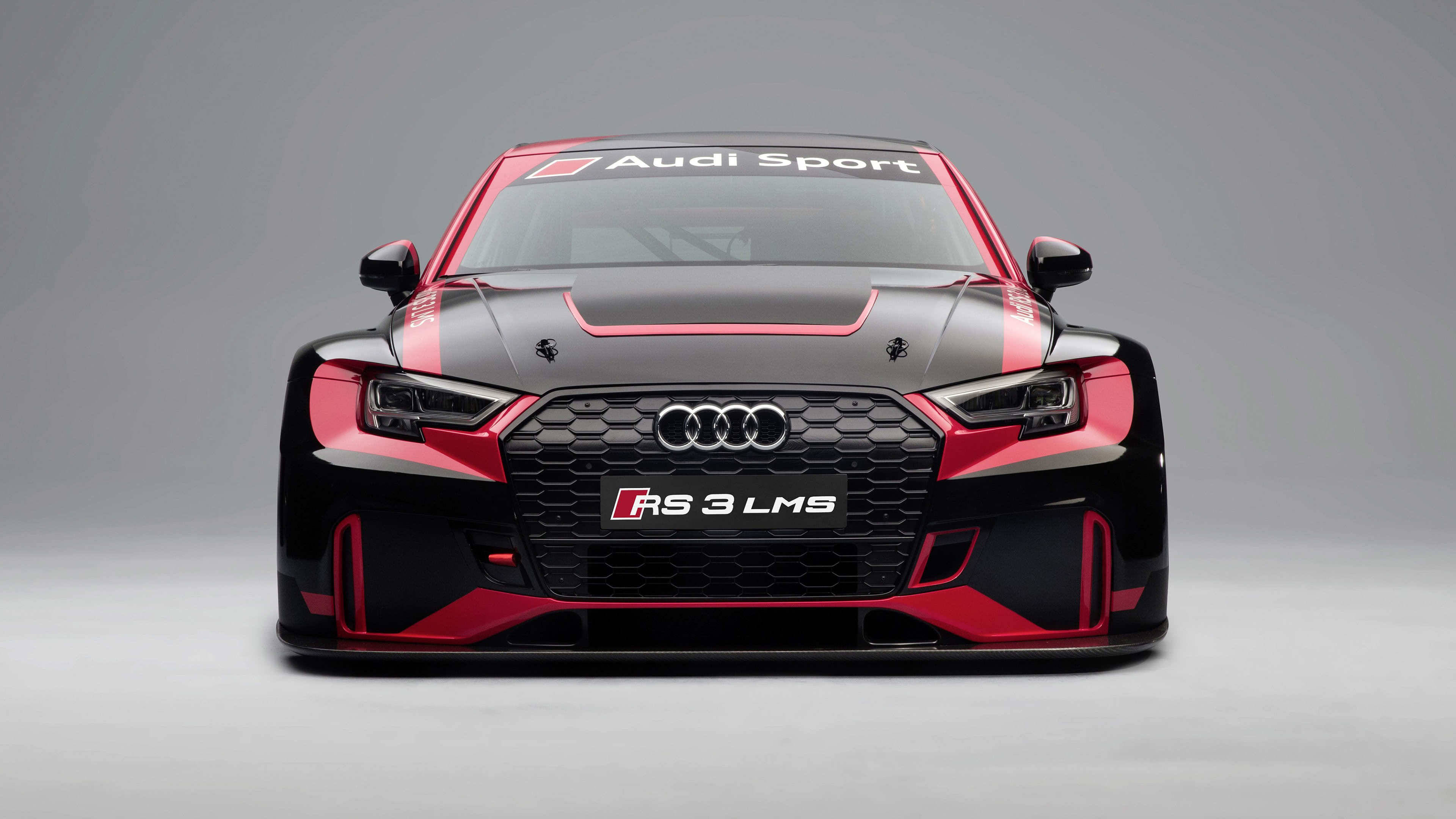 Rs 桌布 壁紙 — 黑色和紅色 Audi RS 3 LMS 賽車的正面視圖，擋風玻璃上帶有「Audi Sport」品牌標識。