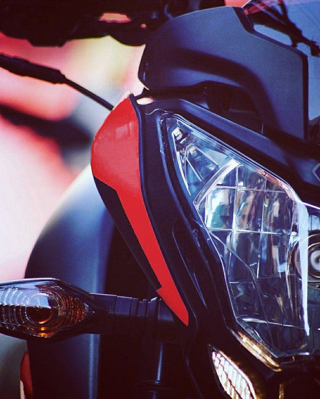 時尚黑色和紅色機車頭燈，琥珀色方向燈閃爍發光。 — 機車 壁紙