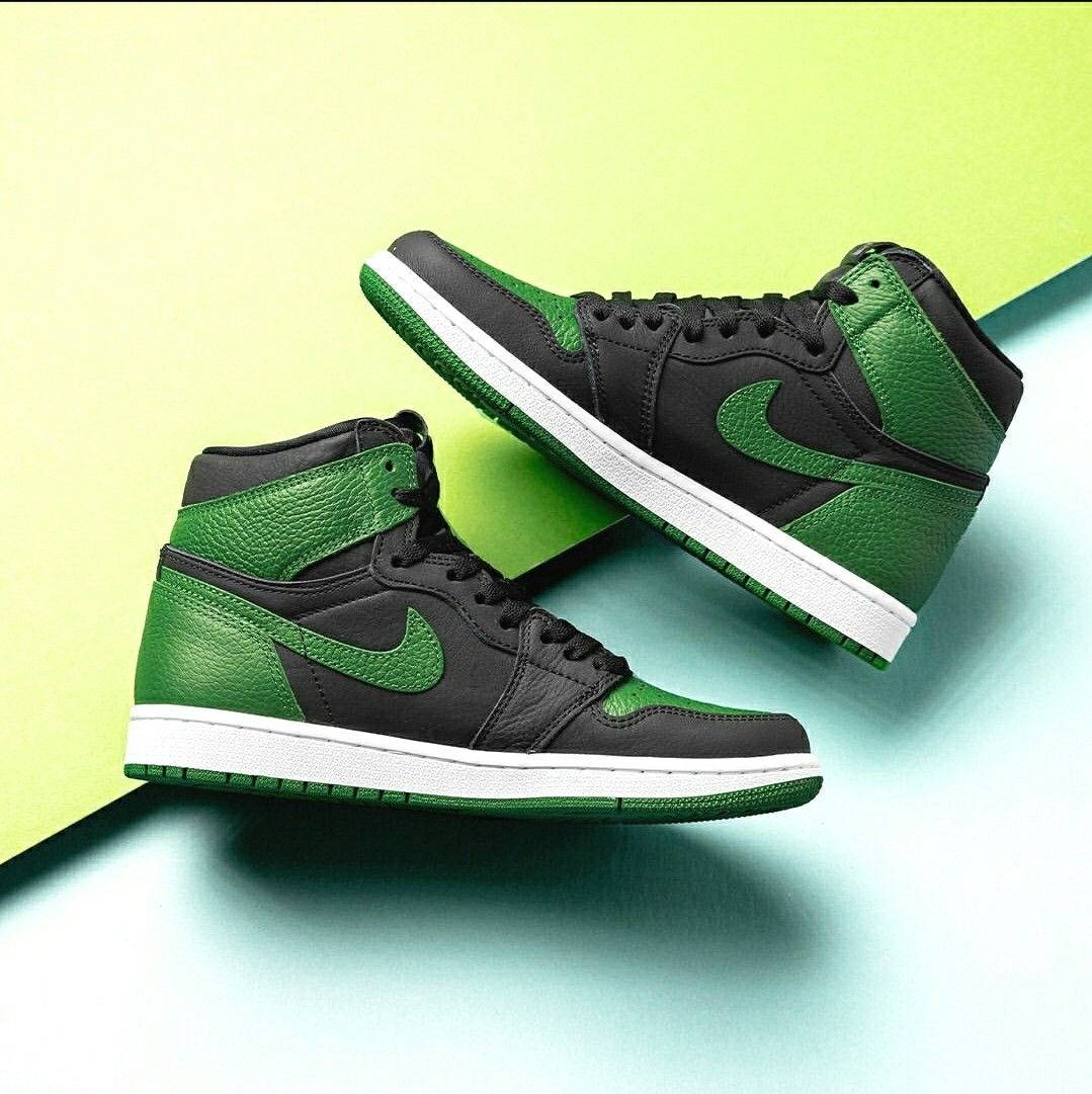 Green Shoes 桌布 壁紙 — 黑色和綠色的高筒運動鞋搭配白色鞋底，放置在分為萊姆色和藍綠色的背景上。