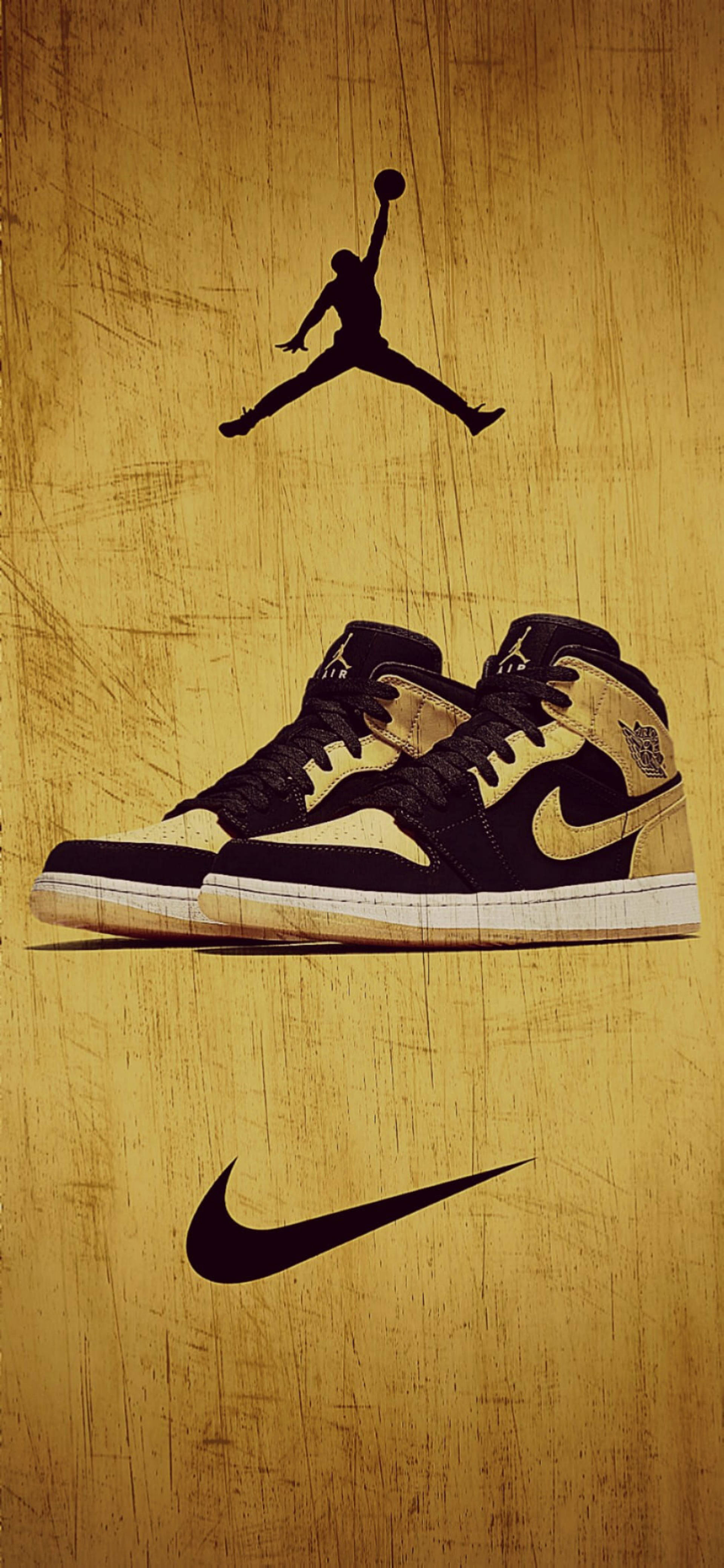 Air Jordan 桌布 壁紙 — 黑色和金色的Jordan 1運動鞋位於Jumpman剪影和Nike勾號下方，背景為紋理金色。