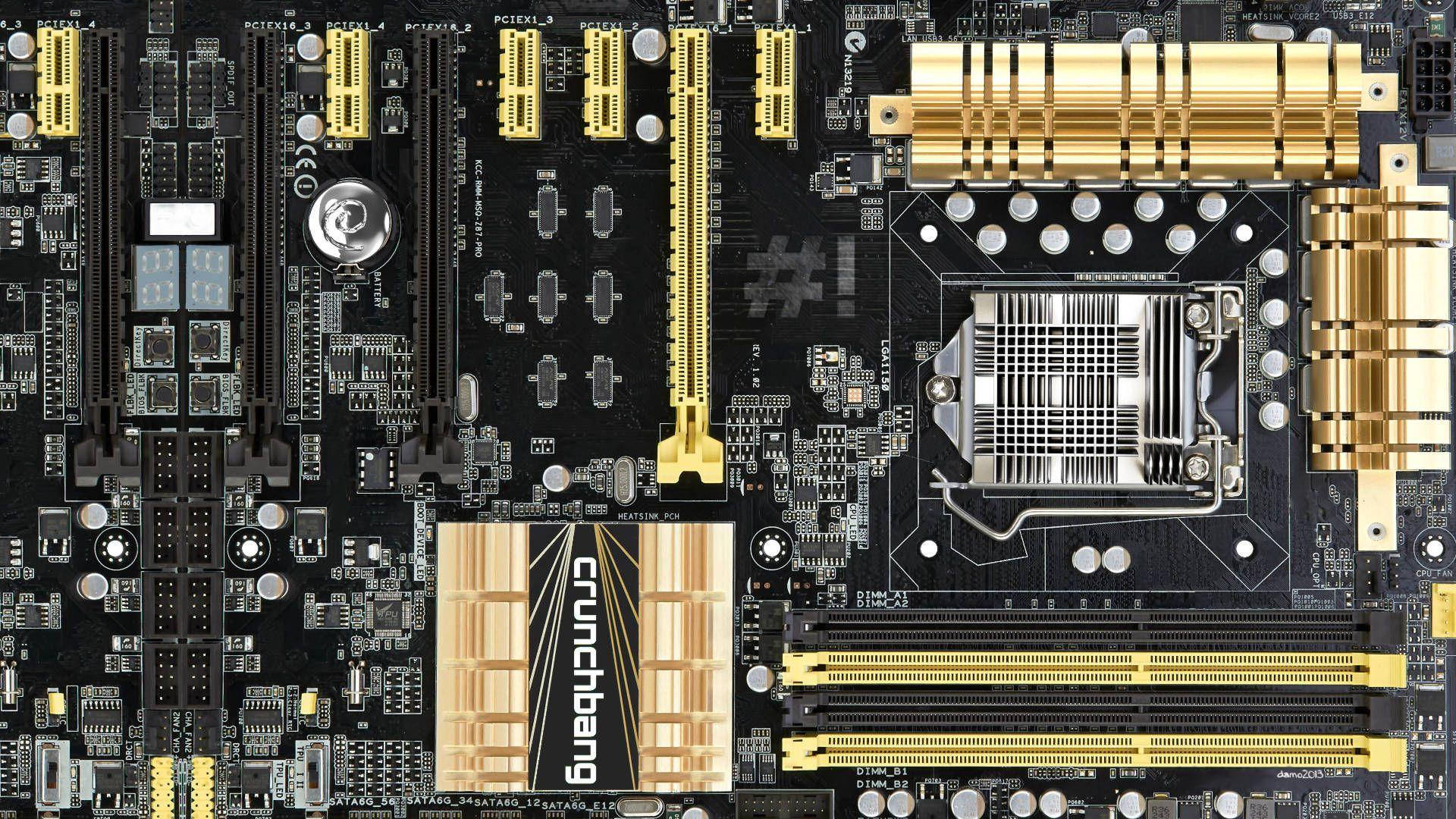 Motherboard 桌布 壁紙 — 黑色和金色電腦主機板的特寫，可見 RAM 插槽、PCIe 插槽和 CPU 插座。