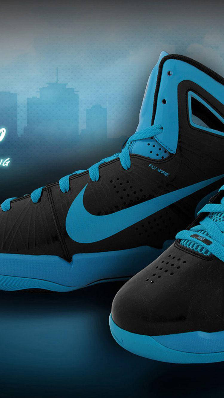 Nike iPhone 桌布 壁紙 — 黑色和青色Nike籃球鞋的特寫，背景是模糊的城市天際線。