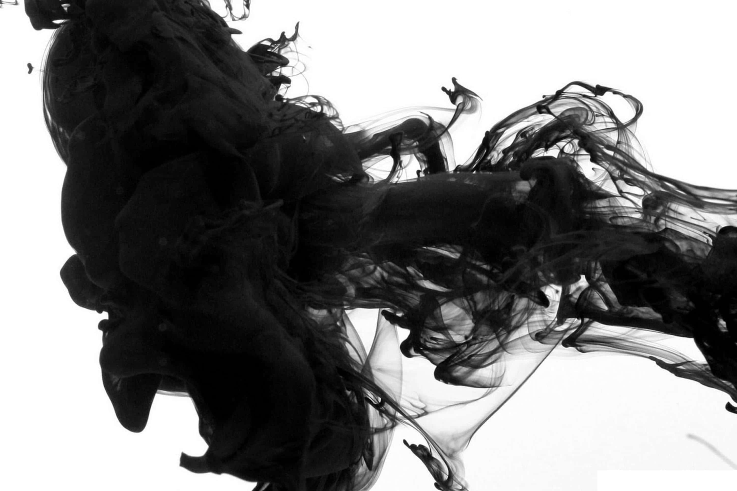 Black Smoke 桌布 壁紙 — 黑色墨水漩渦在純白背景上以流暢的抽象動態戲劇性地旋轉。