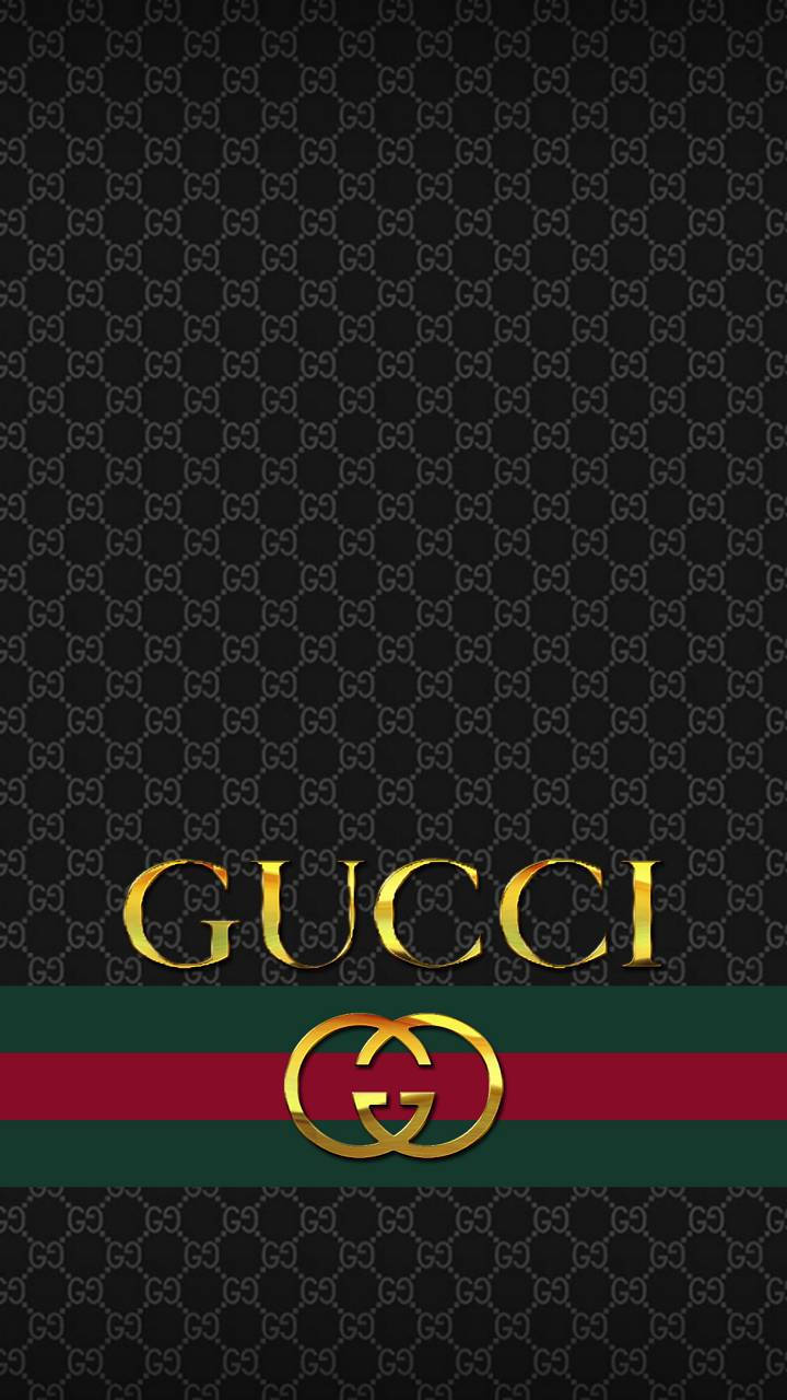 Gucci 桌布 壁紙 — 黑色壁紙，帶有重複GG字母組合圖案和紅綠條紋上的金色Gucci標誌。