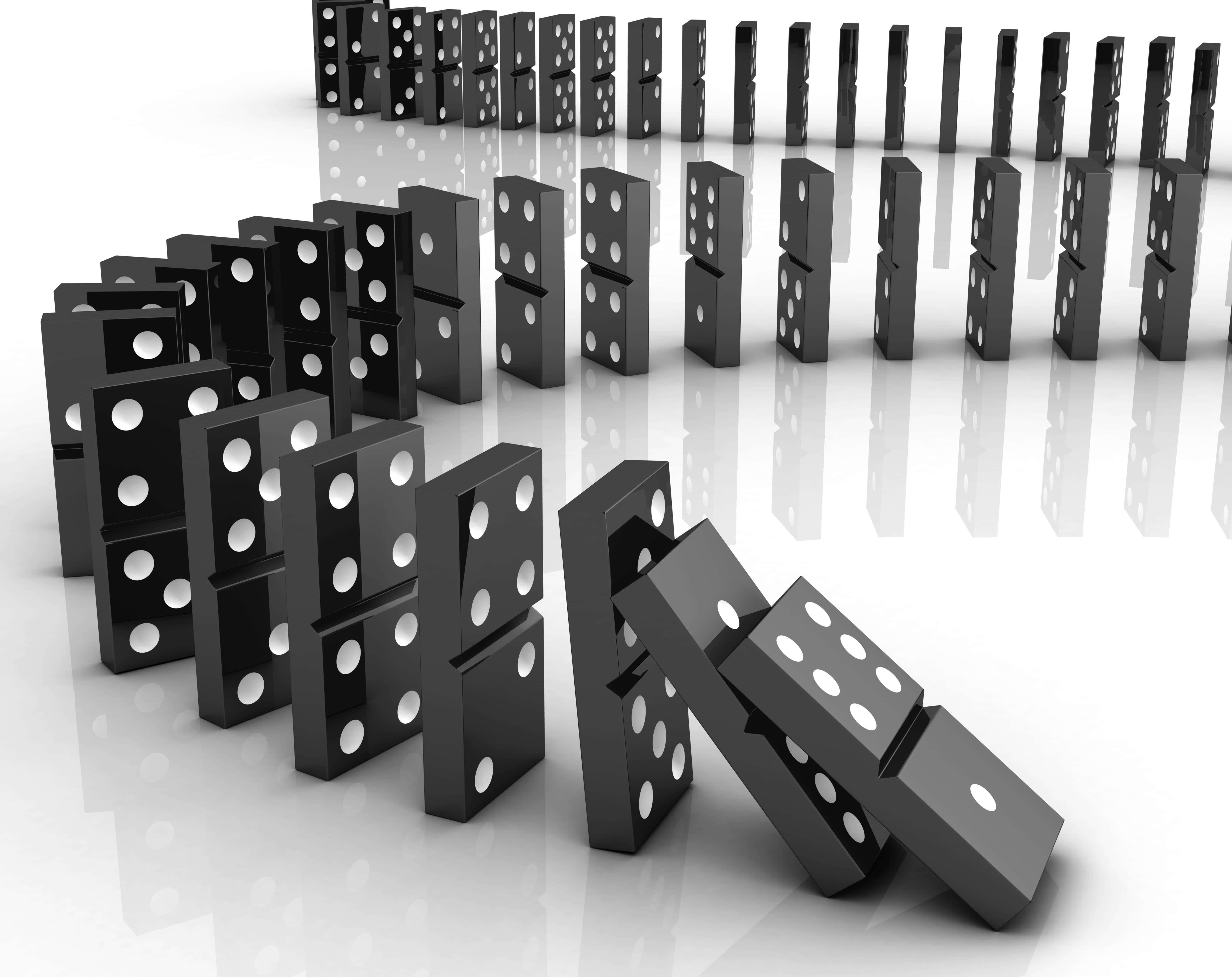 Domino 桌布 壁紙 — 黑色多米諾骨牌在反光的白色表面上連鎖倒下，營造出不可避免的崩塌感。