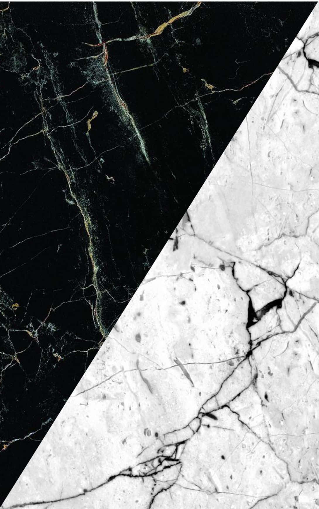 Marble Phone 桌布 壁紙 — 黑色大理石帶金色紋理與白色大理石帶黑色紋理的對角分割，營造出大膽的奢華對比。