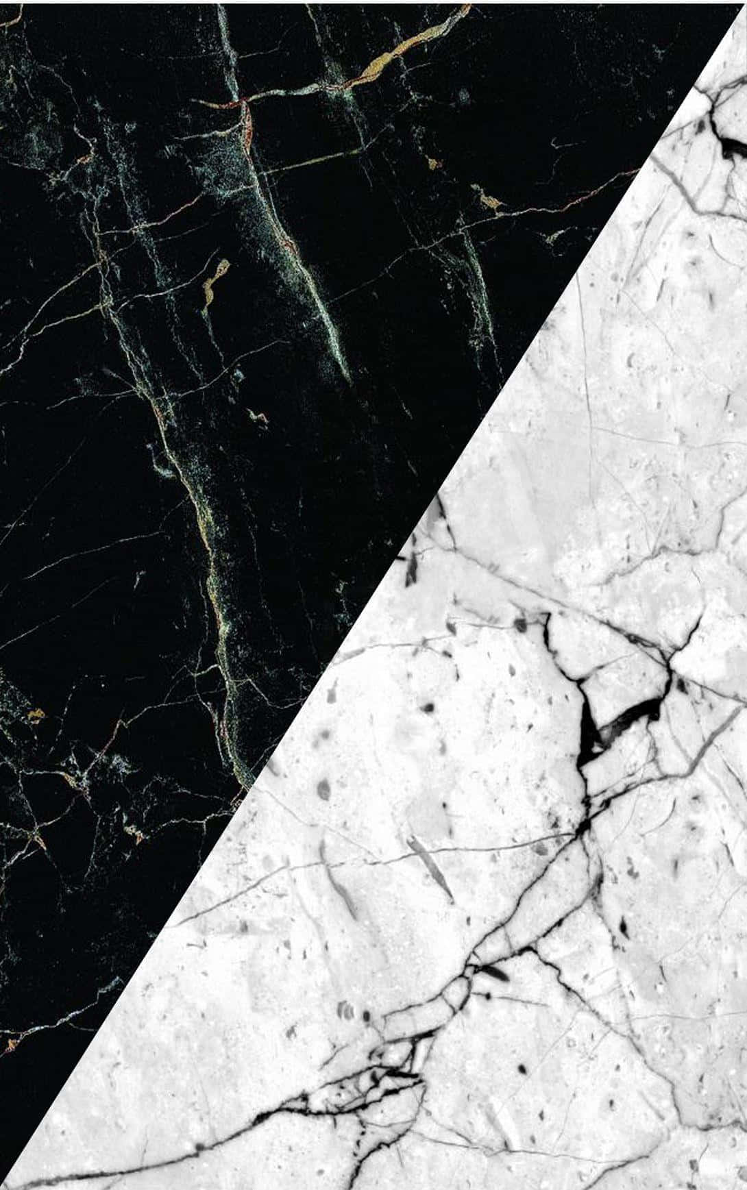 Marble Phone 桌布 壁紙 — 黑色大理石帶金色紋理與白色大理石帶黑色紋理的對角分割，營造出大膽的奢華對比。