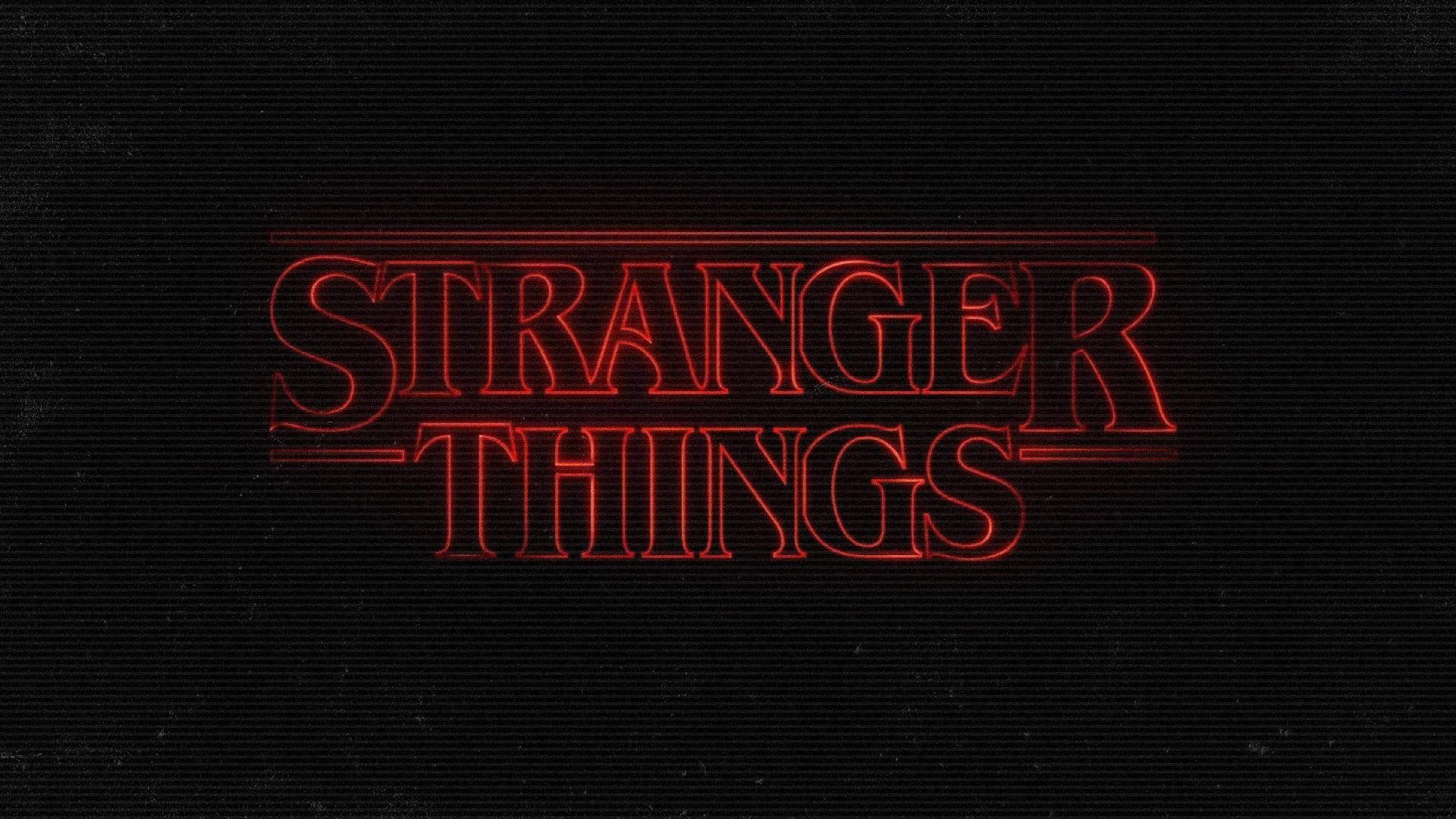 Stranger Things Aesthetic 桌布 壁紙 — 黑色屏幕上帶有掃描線的復古80年代字體紅色發光「怪奇物語」標題。
