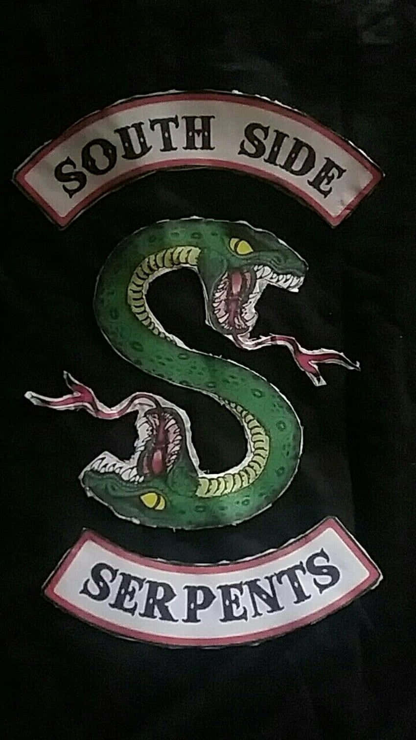 Southside Serpents 桌布 壁紙 — 黑色布料上有一個大膽的刺繡補丁，一條綠色的蛇形成一個S形，'SOUTH SIDE'和'SERPENTS'分別拱形排列在上方和下方。