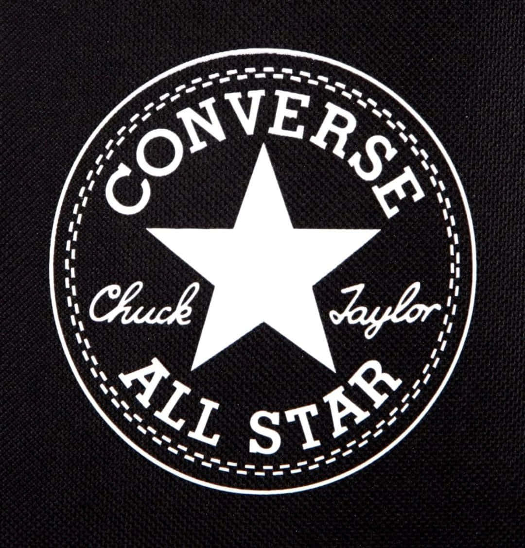 Converse Logo 桌布 壁紙 — 黑色布料上白色Converse All Star標誌貼片的特寫，帶有縫製邊框。