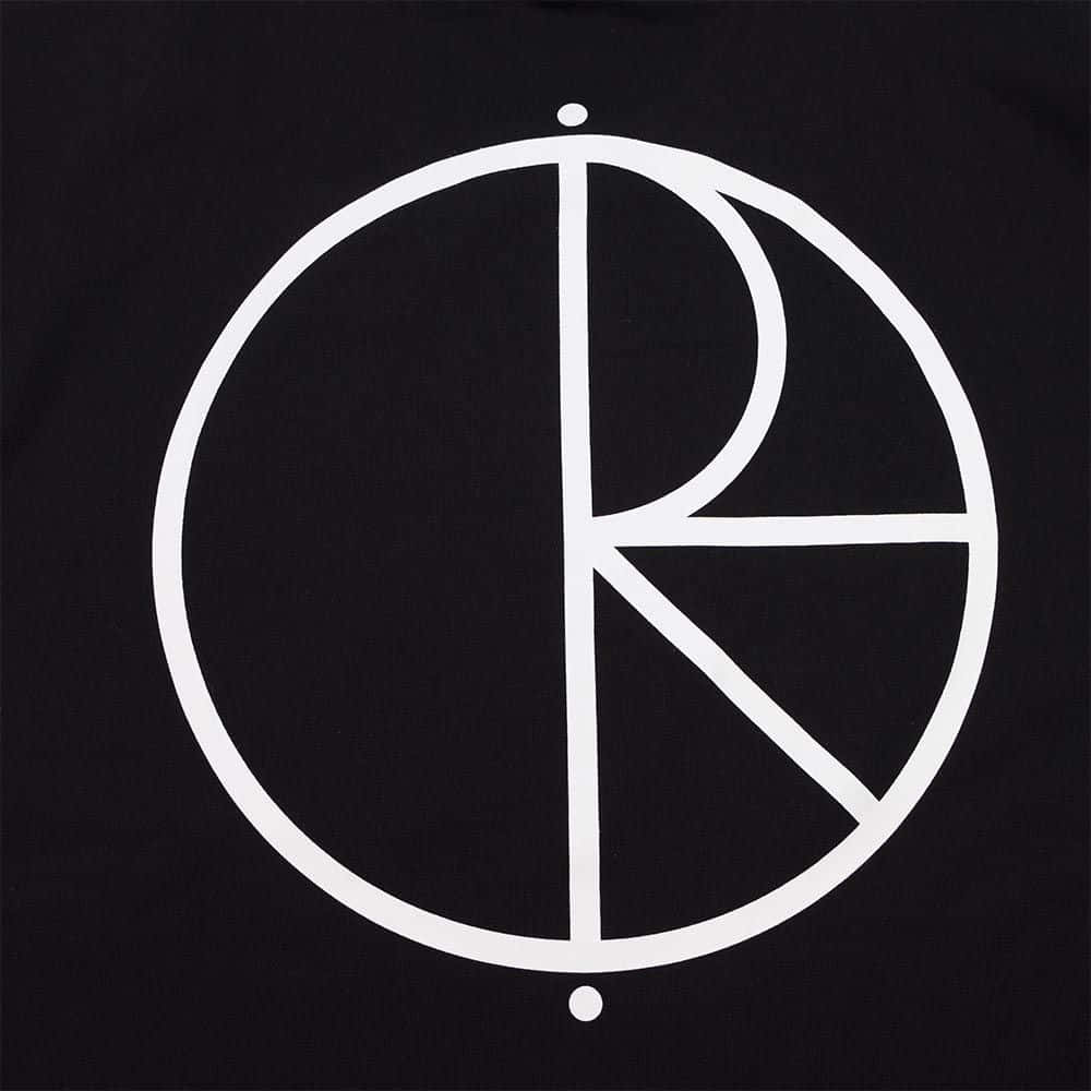 桌布 壁紙 — 黑色布料上的極簡白色標誌，圓圈內有一個風格化的「R」，頂部和底部有兩個點。