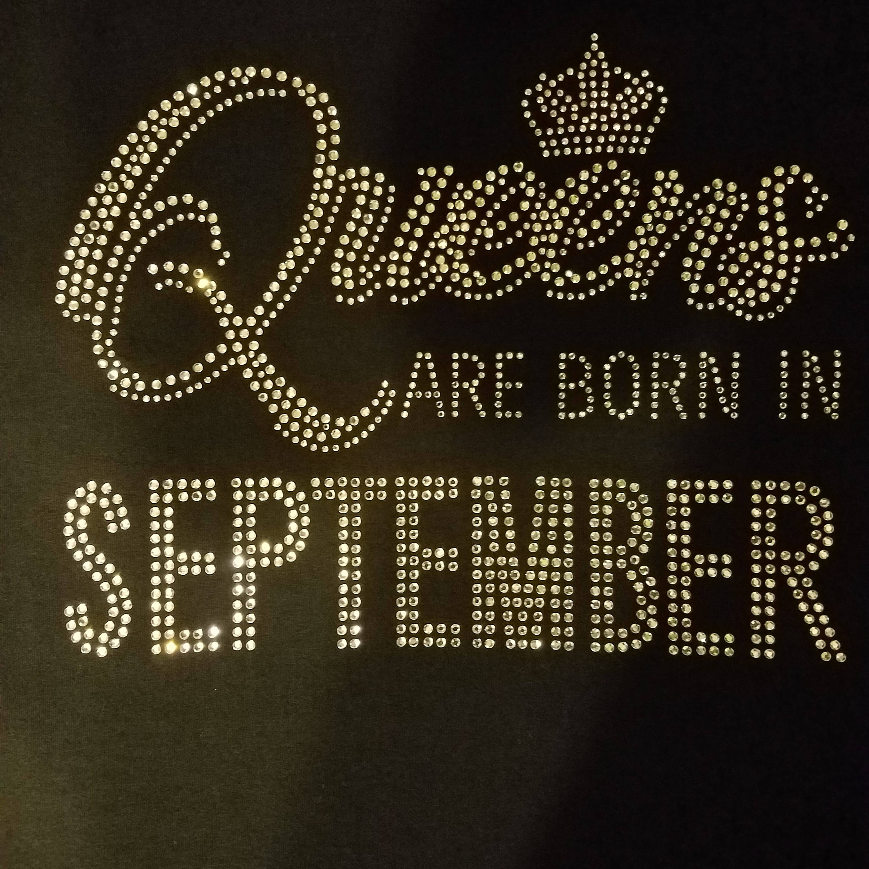 September 桌布 壁紙 — 黑色布料上顯示 'Queens Are Born In September' 字樣，以閃亮水鑽拼成，'Queens' 上方有皇冠。
