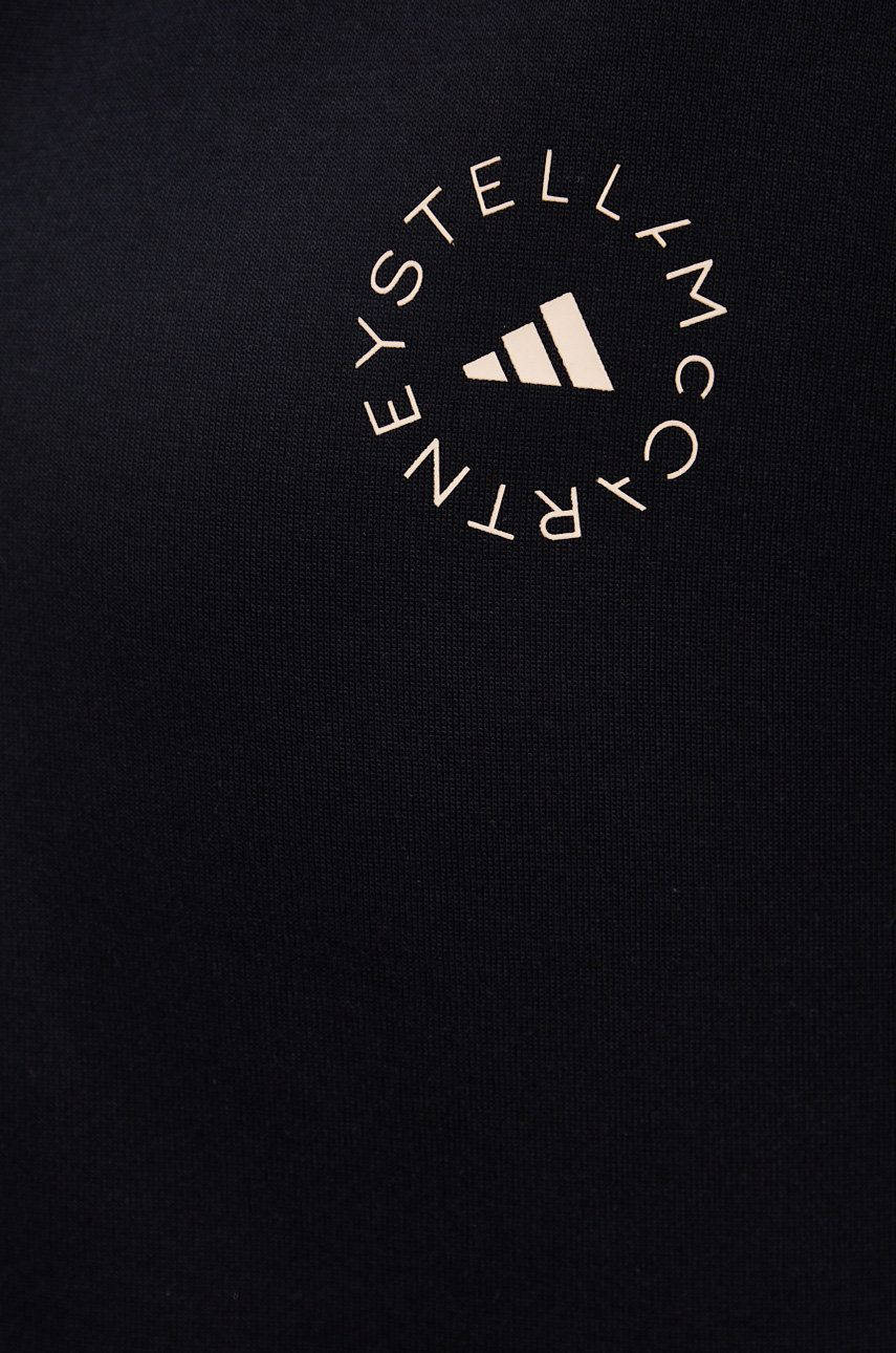 adidas iPhone 桌布 壁紙 — 黑色布料特寫，帶有奶油色圓形標誌，上面寫著「STELLA MCCARTNEY」，圍繞著三條紋的阿迪達斯標誌。