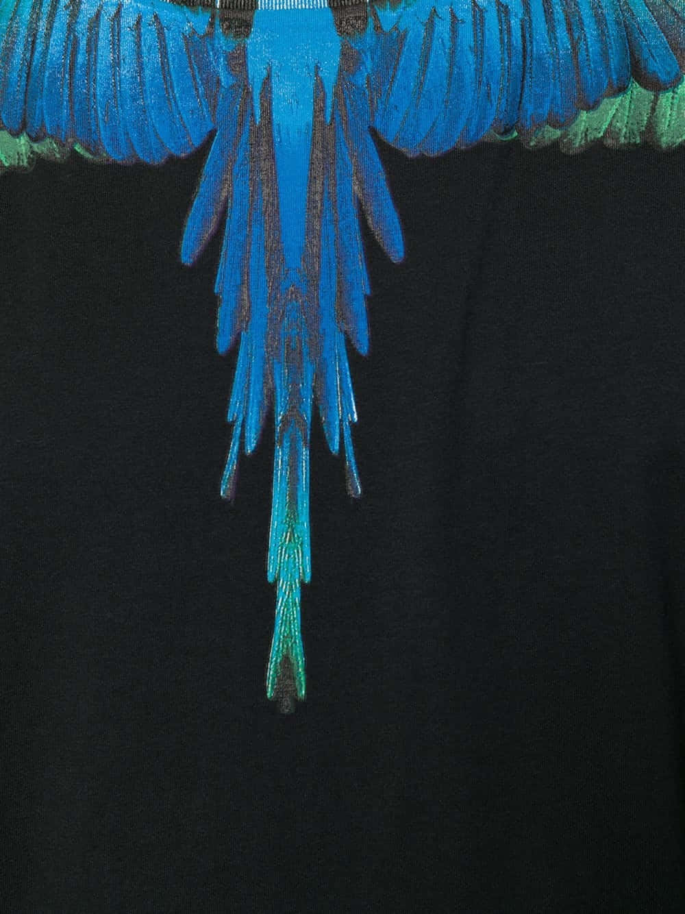 時尚 桌布 壁紙 — 黑色布料背景上鮮豔藍綠色鳥翼刺繡的特寫。