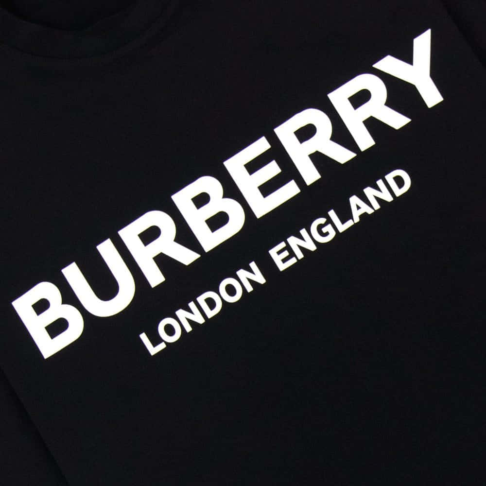 Burberry 桌布 壁紙 — 黑色布料衣物上粗體白色 Burberry London England 文字的近距離特寫。