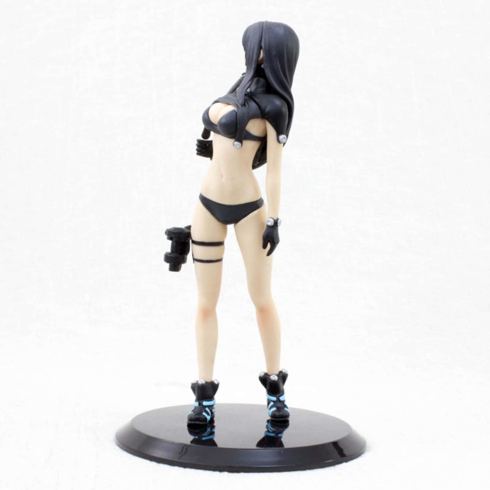 Reika Shimohira 桌布 壁紙 — 黑色戰術服裝的黑髮女性動漫人偶，在黑色底座上持槍。