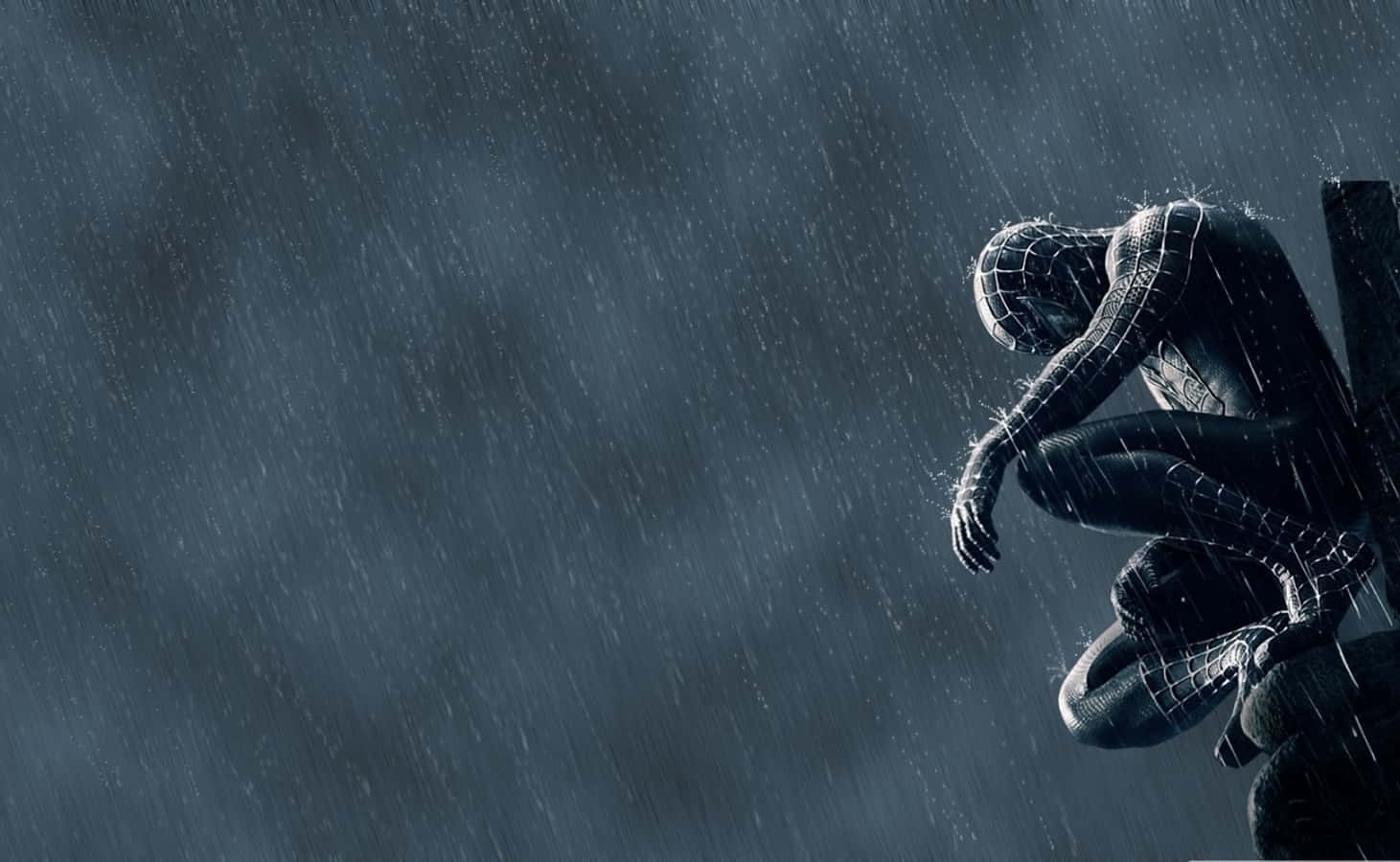 Raining 桌布 壁紙 — 黑色戰衣的蜘蛛人獨自坐在大雨中的窗台上，背景是黑暗風暴的天空。