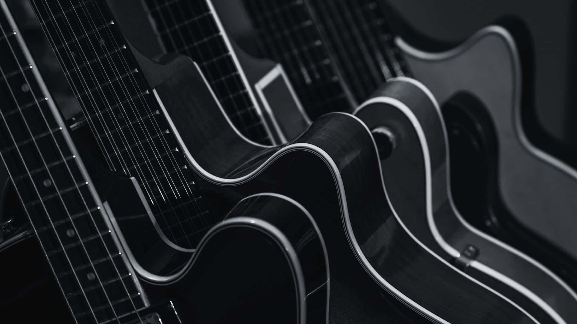Black And White Guitar 桌布 壁紙 — 黑色拱頂吉他特寫，帶白色包邊，以單色對角排列。