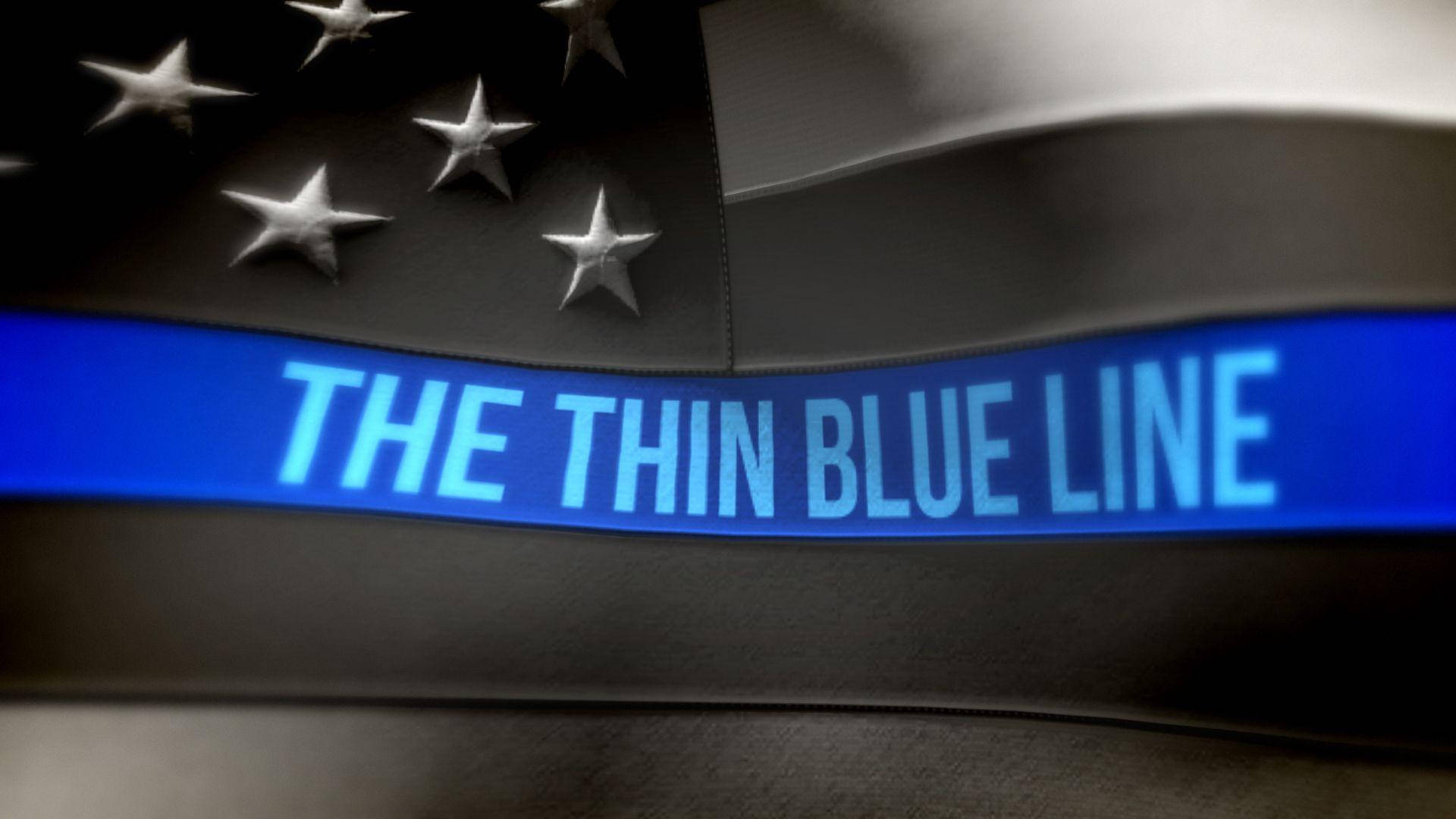 黑色旗幟，帶有銀色星星和藍色條紋，上面寫著「THE THIN BLUE LINE」，向警察致敬。 — 細藍線動圖 壁紙