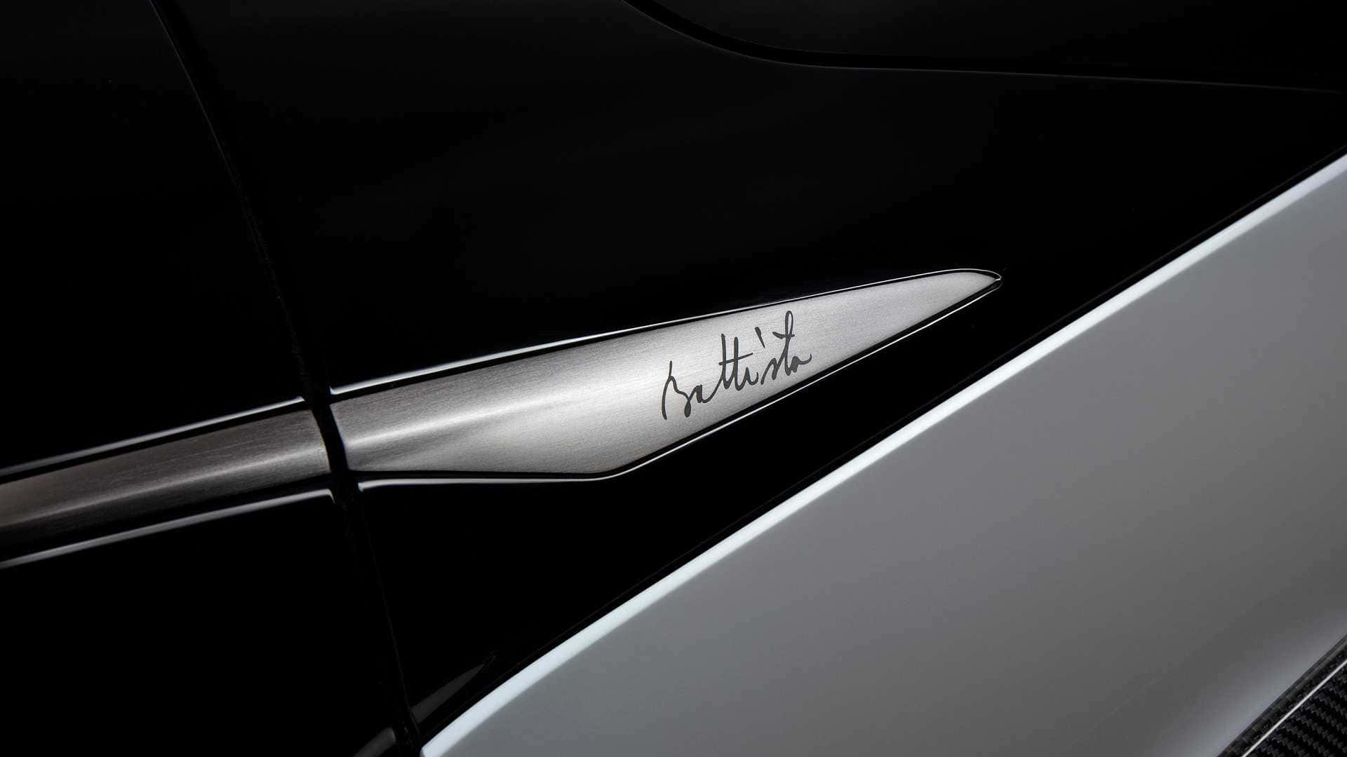 Pininfarina 桌布 壁紙 — 黑色時尚車門特寫，帶有拉絲金屬徽章，上面以優雅草書體簽有 'Sattin'。