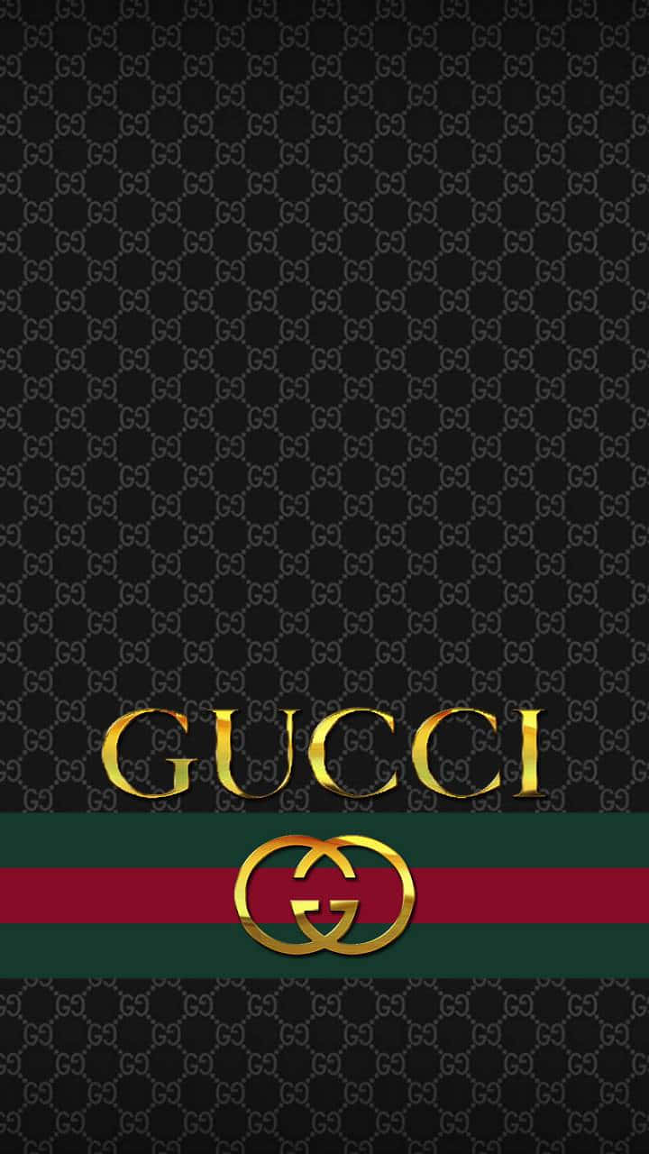 Gucci Green 桌布 壁紙 — 黑色桌布，帶有重複的Gucci字母組合圖案和金色標誌，位於綠色和紅色條紋上。