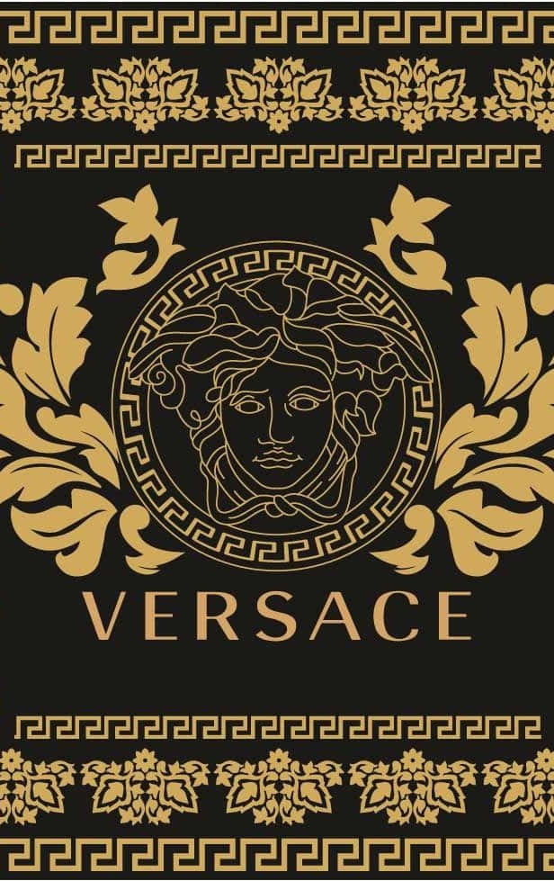Luxury 桌布 壁紙 — 黑色桌布，帶有金色美杜莎頭標誌和華麗的希臘鑰匙圖案，圍繞著 Versace 品牌名稱。