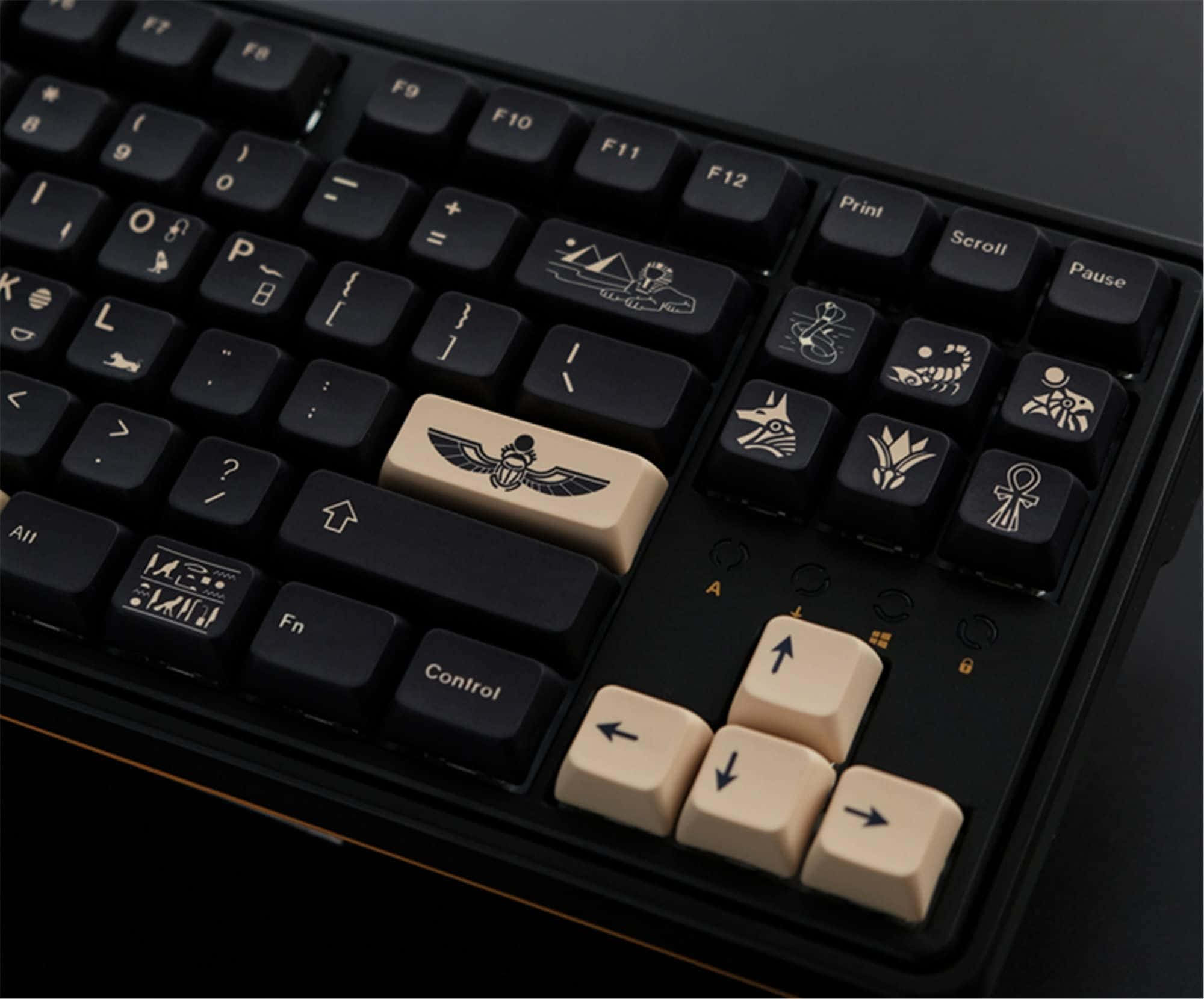 Gaming Accessories 桌布 壁紙 — 黑色機械鍵盤的特寫，奶油色按鍵上帶有複雜的古埃及象形文字和符號。