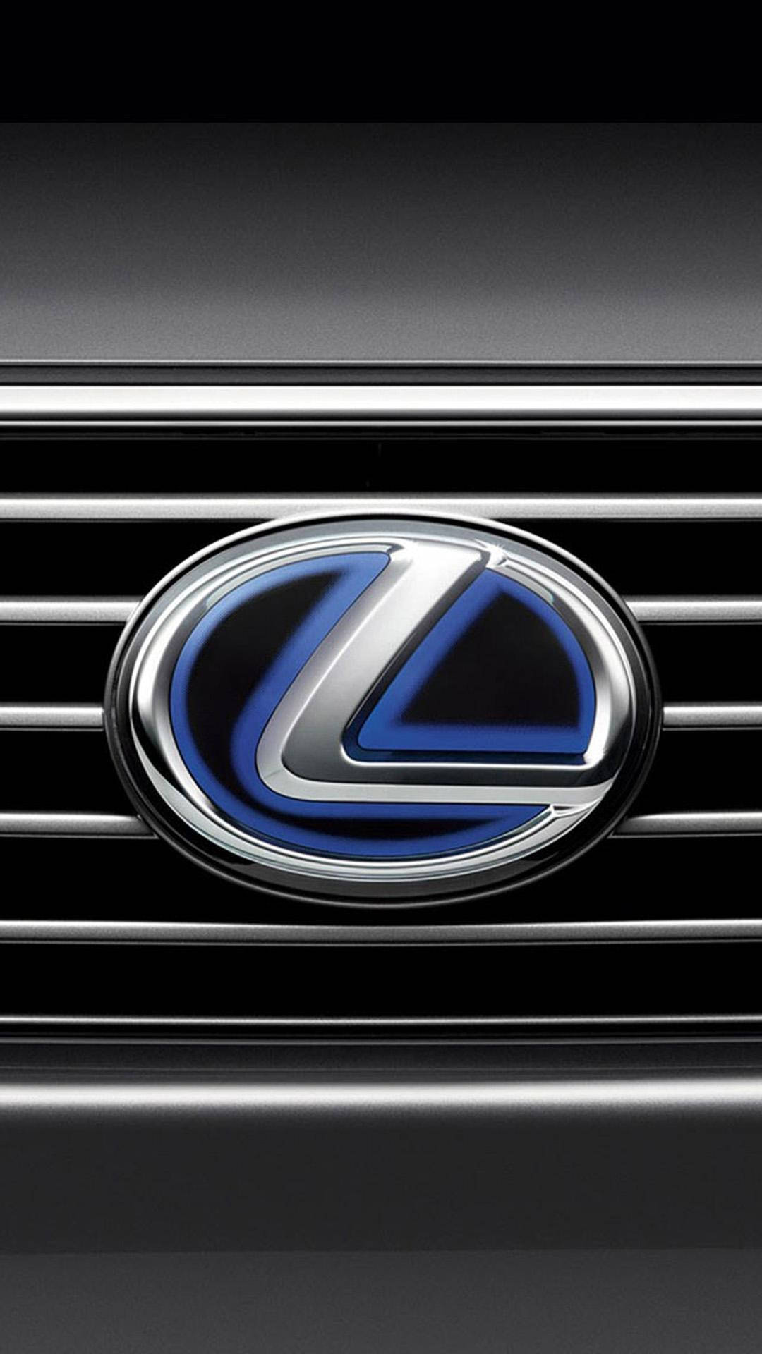 lexus iPhone 桌布 壁紙 — 黑色汽車格柵中央帶有藍色和銀色裝飾的光亮Lexus標誌特寫。