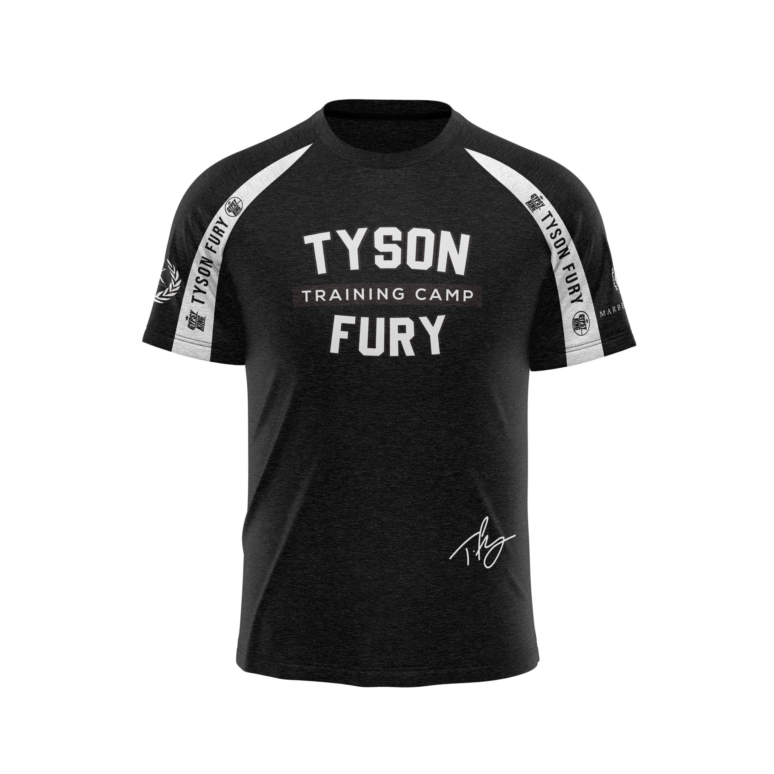 fury 桌布 壁紙 — 黑色混色T恤，帶有粗體白色「TYSON TRAINING CAMP FURY」文字及袖上簽名，背景為純白色。