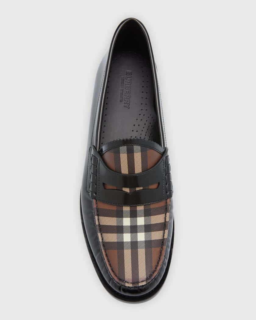 Burberry 桌布 壁紙 — 黑色漆皮樂福鞋的俯視圖，鞋面上有經典的 Burberry 格紋圖案，背景為純白色。