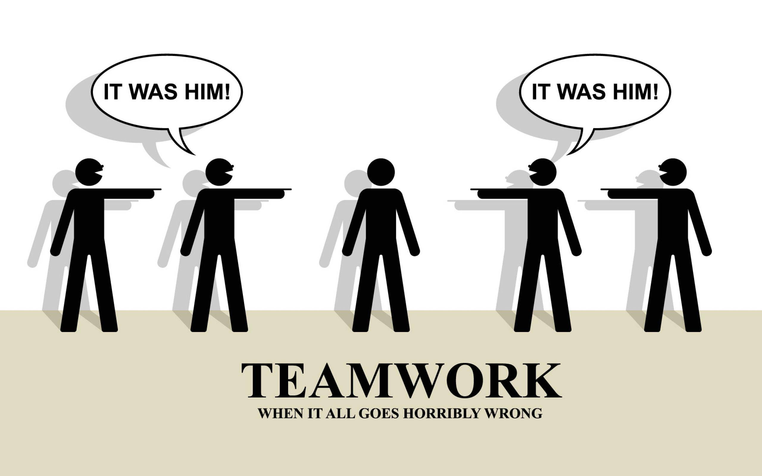 Teamwork 桌布 壁紙 — 黑色火柴人指責地指著，對話框喊著「是他！」上方標題「團隊合作當一切糟糕透頂」
