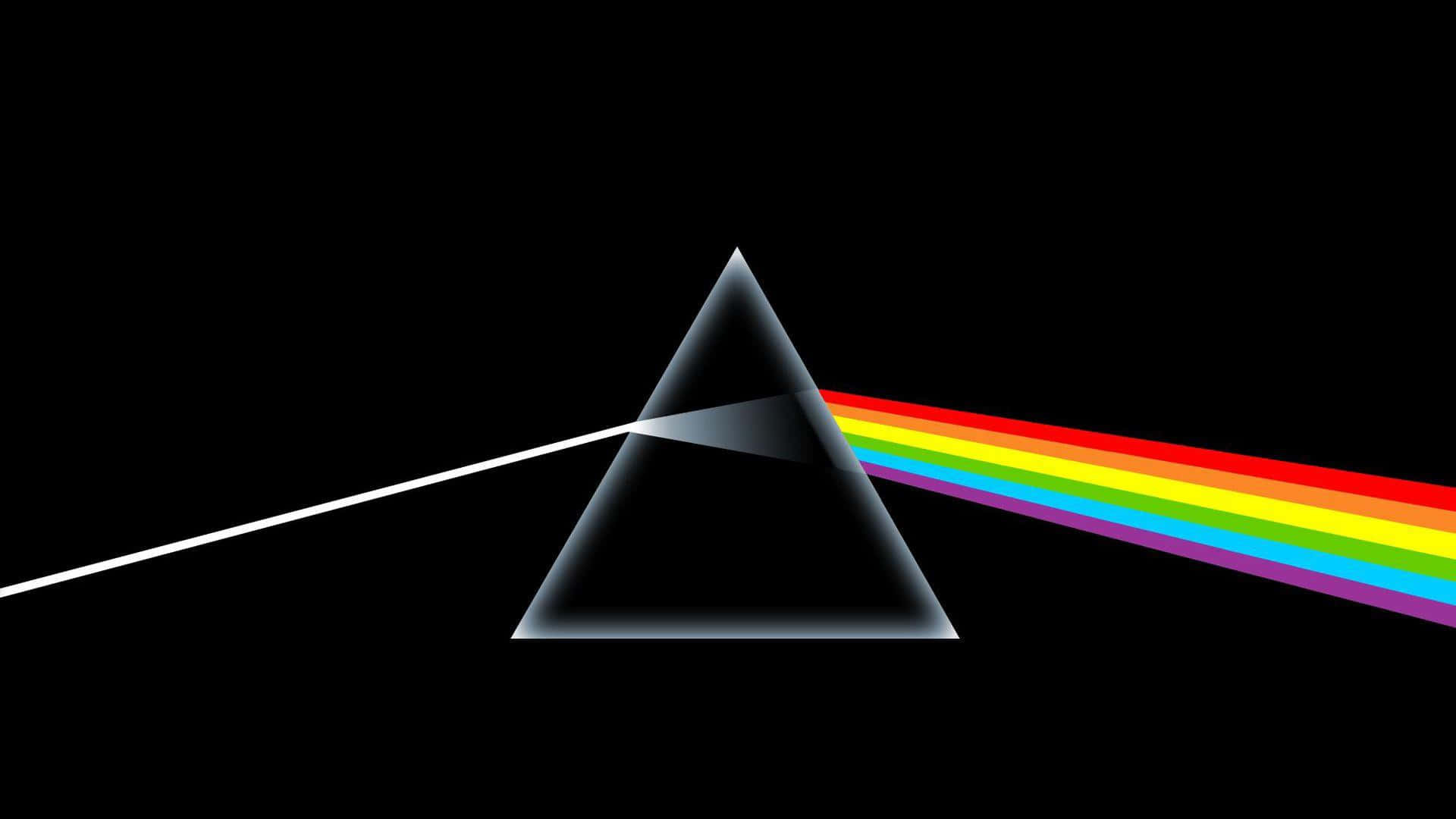 Dark Side Of The Moon 桌布 壁紙 — 黑色玻璃稜鏡將白色光束分裂成鮮豔的彩虹光譜，背景為純黑色。